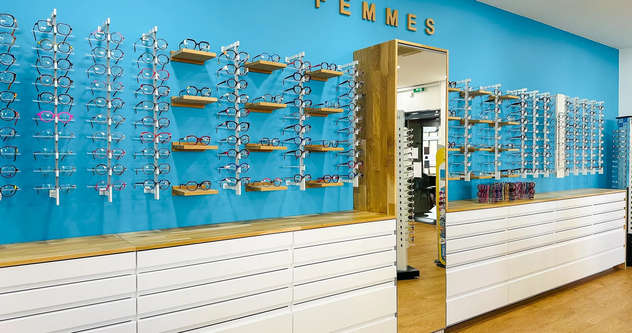 Des lunettes de style choisies avec soin.